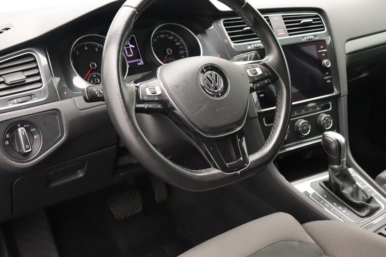 Fahrzeugabbildung Volkswagen Golf VII Lim. 1.4 Comfortline Standheizung AHK