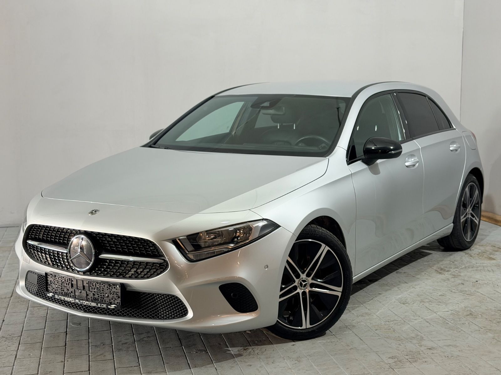 MERCEDES-BENZ A 200 Night Kamera Sport 1.Hand Keyless
