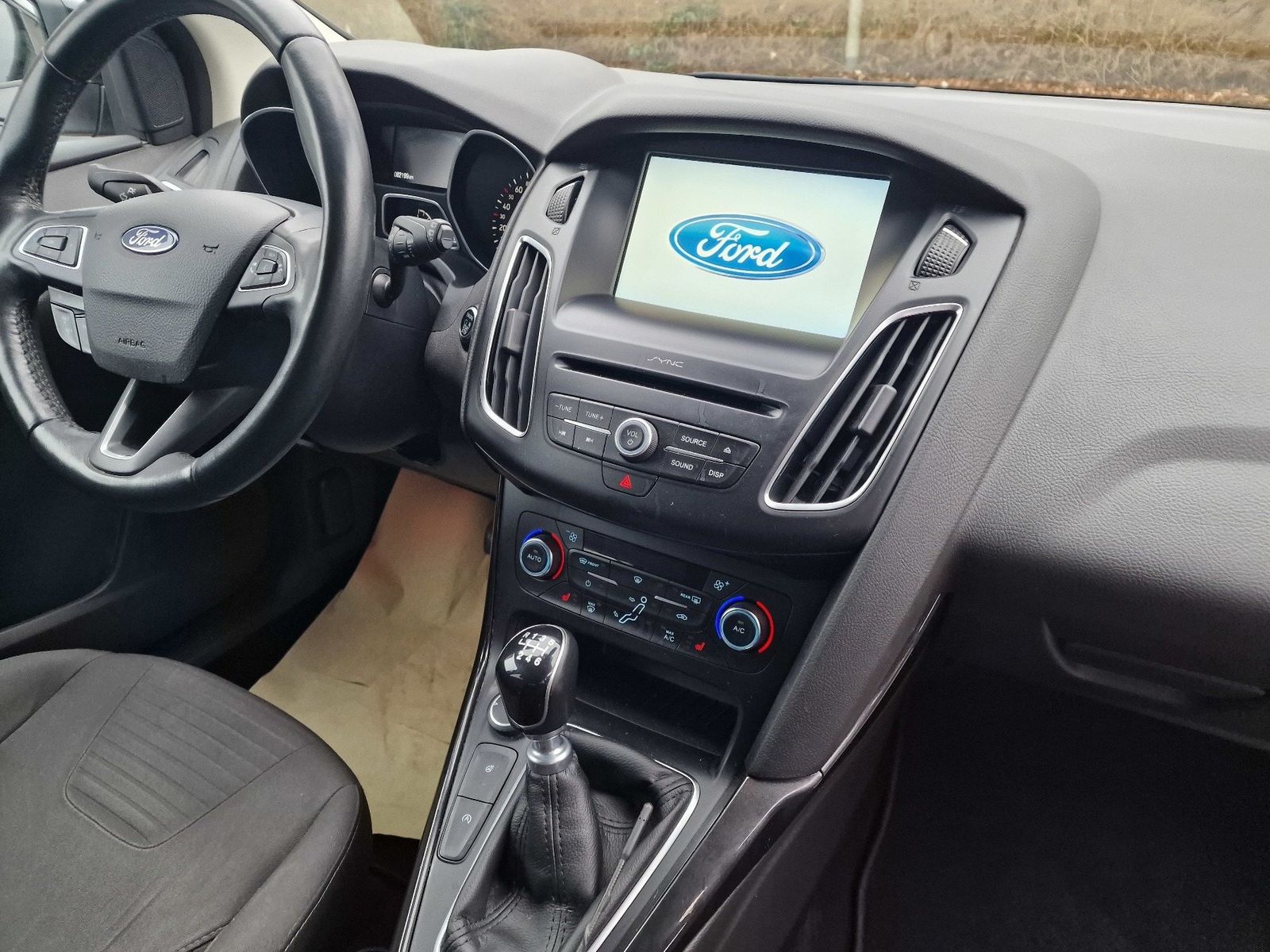 Fahrzeugabbildung Ford Focus Lim. Titanium, Navi,Winterpaket,PDC