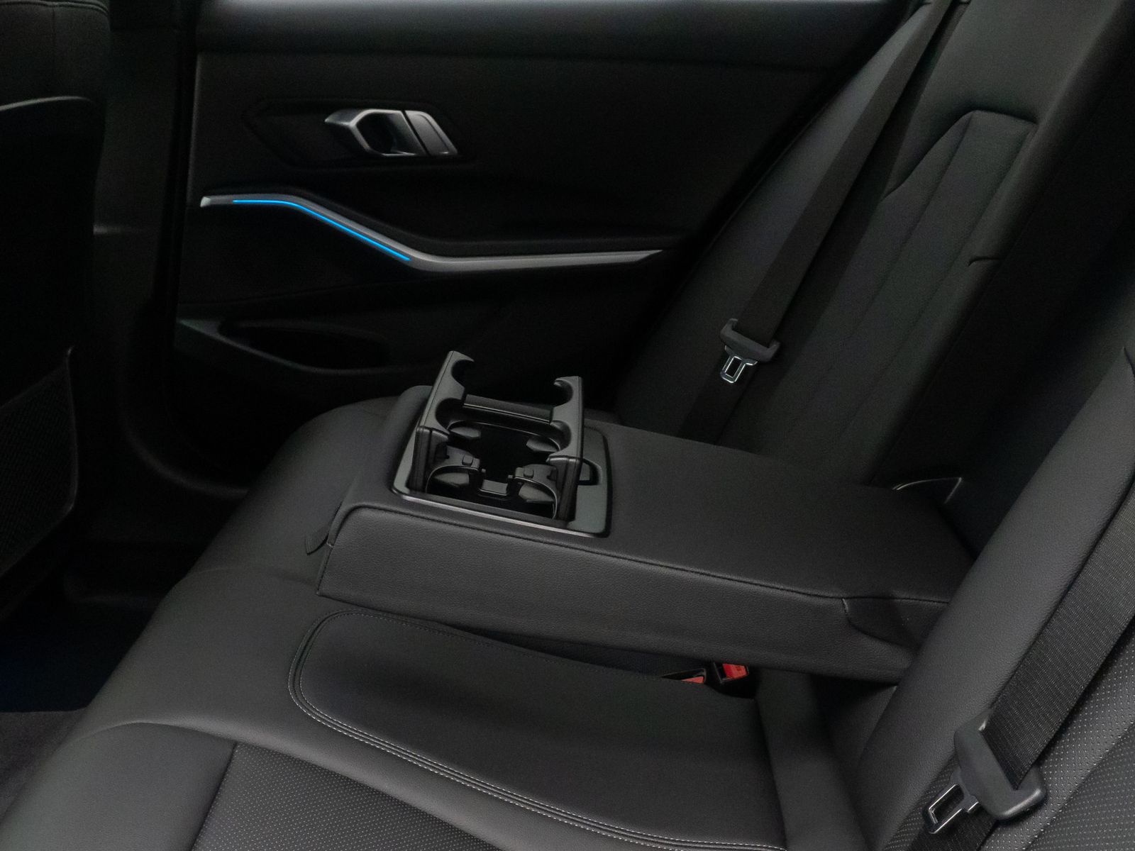 Fahrzeugabbildung BMW 320d Stop&Go DAB Kamera HUD Sportsitz Leder LED