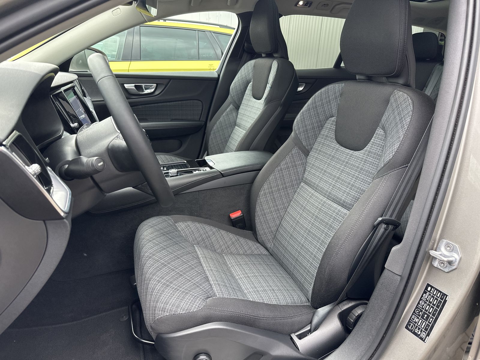 Fahrzeugabbildung Volvo V60 Inscription Hybrid AWD NAV+LED+PANO+AHK+H&K