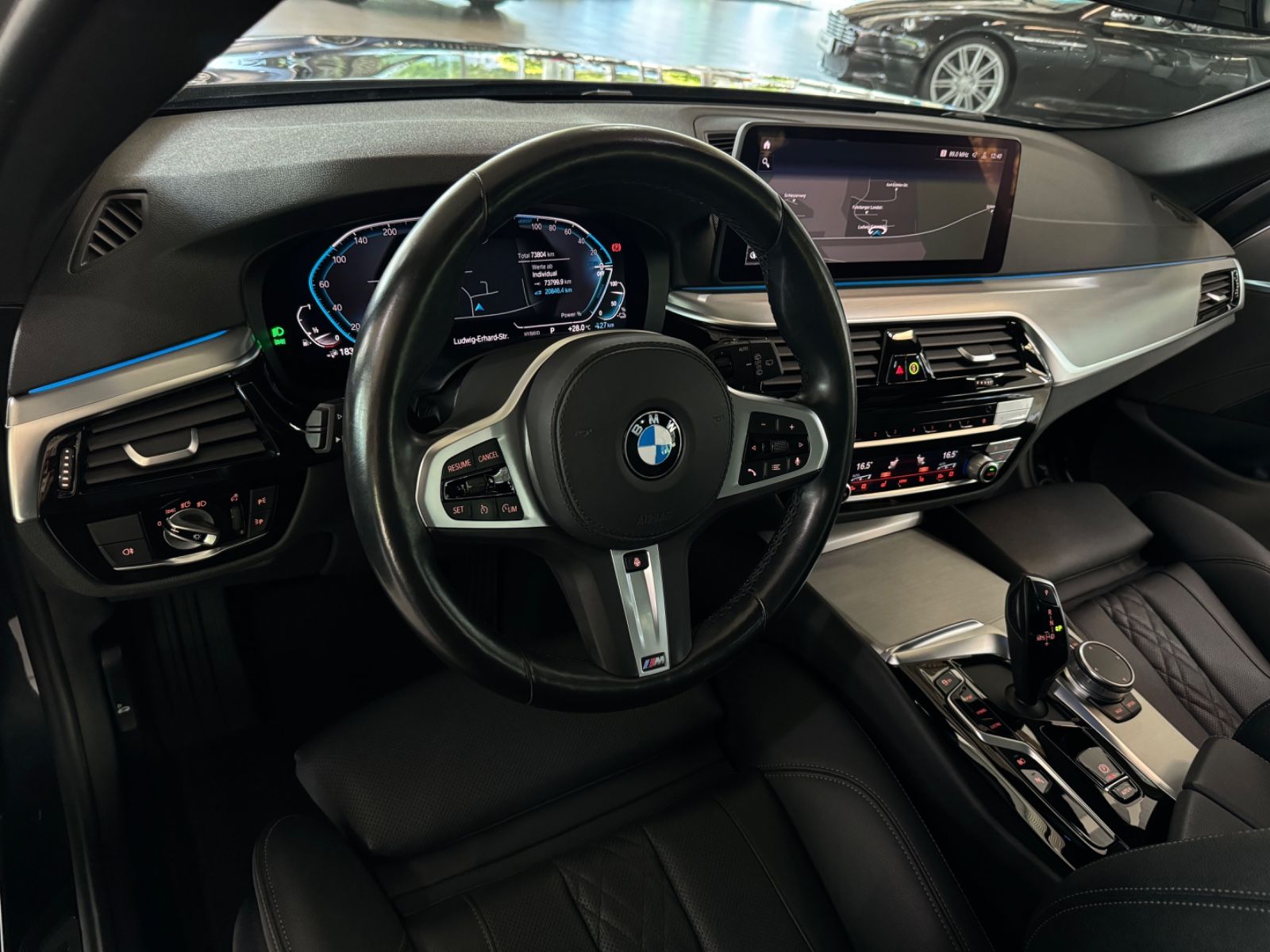 Fahrzeugabbildung BMW 530e Kamera Panorama HiFi DAB Alarm AHK Sport