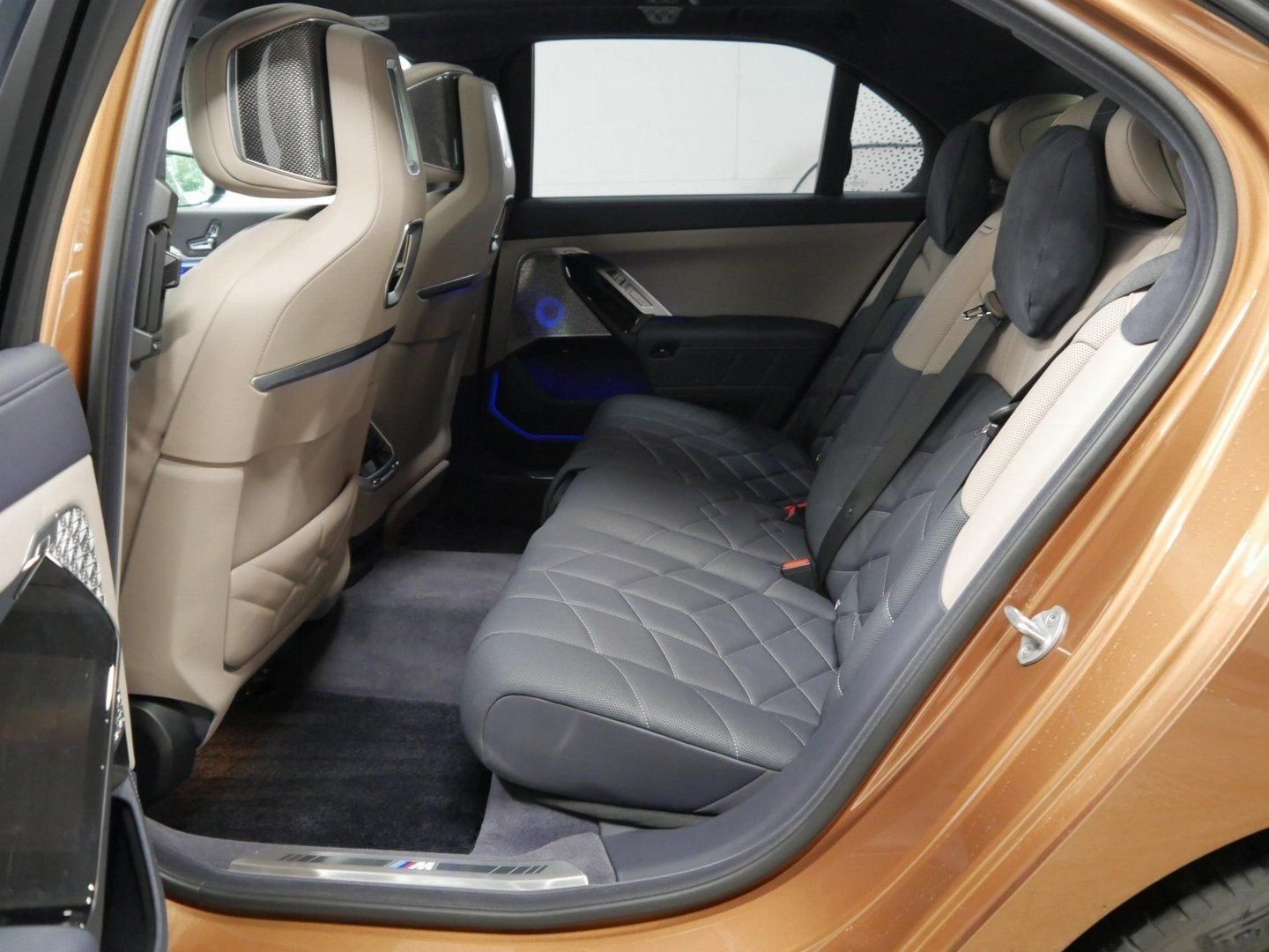 Fahrzeugabbildung BMW i7 M70 xDrive Limousine Sonderlackierung B&W Sur
