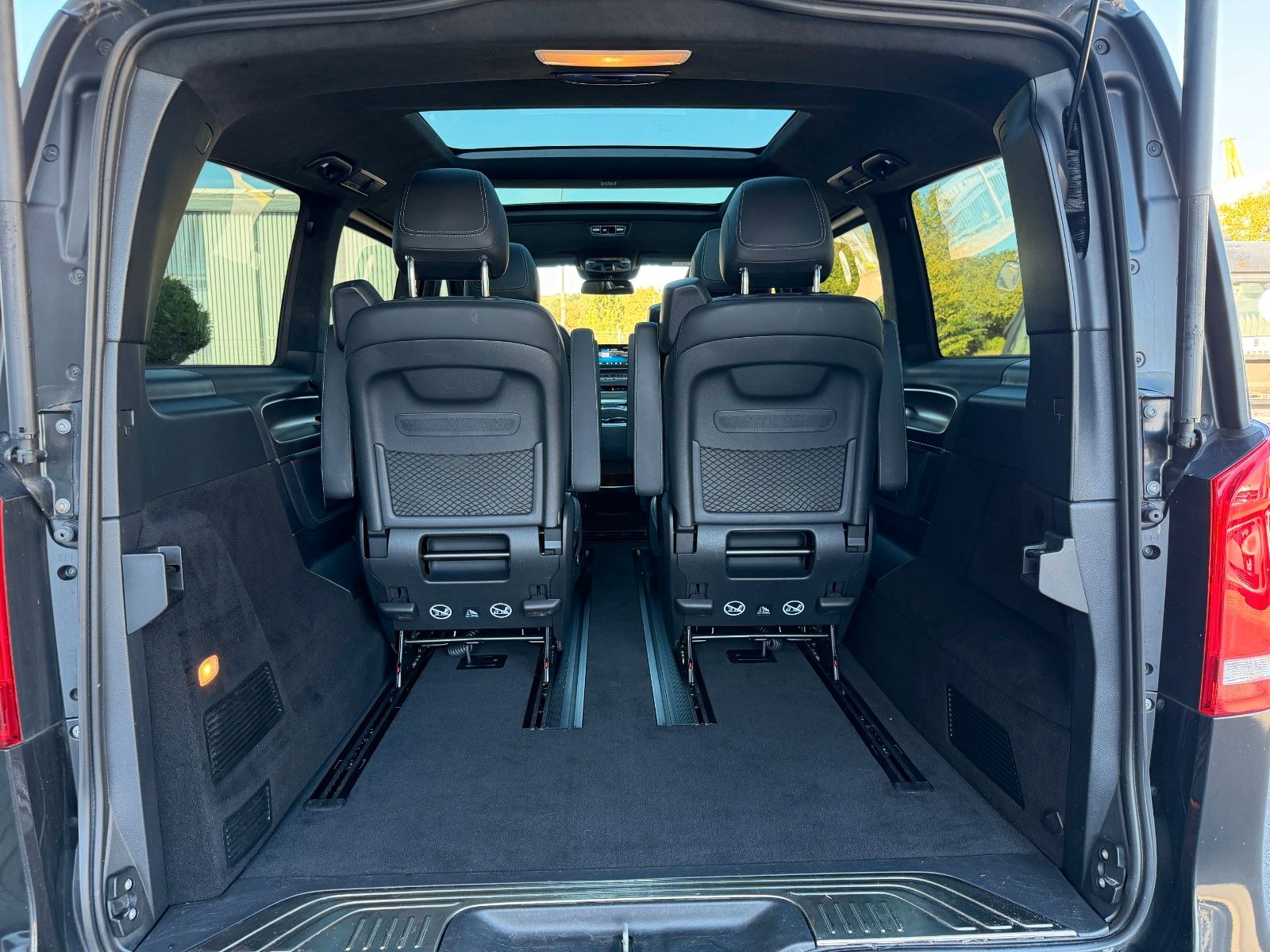 Fahrzeugabbildung Mercedes-Benz V 300 d EXCLUSIVE ED AMG AIRMATICAHK2,5to Pano