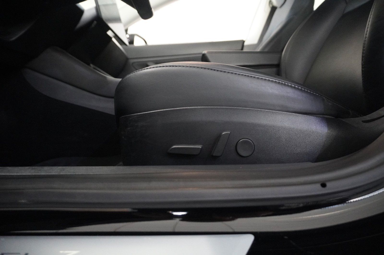 Fahrzeugabbildung Tesla Model 3 LONGRANGE DUAL-MOTOR NAVI/KAMERA/PANO/SH