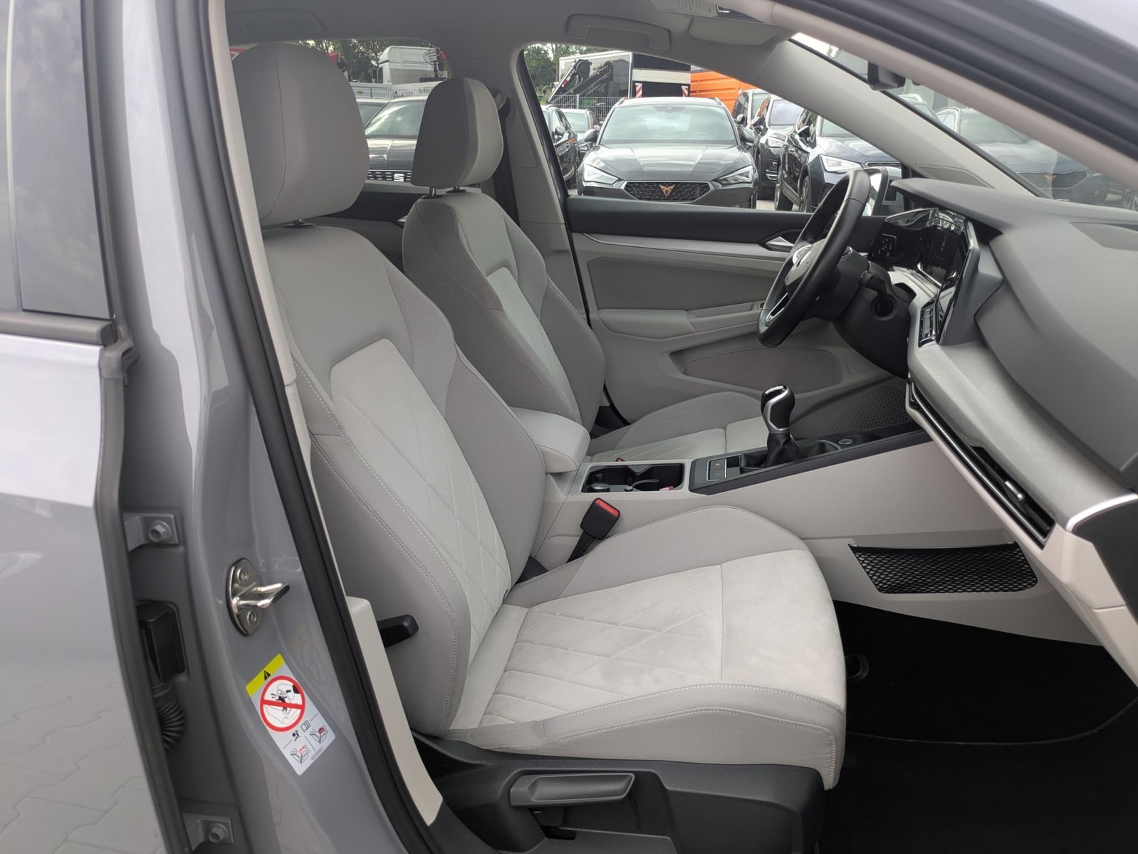 Fahrzeugabbildung Volkswagen Golf 2.0 TDI Life STHZ*LED*MASSAGE*MEMORY*APP