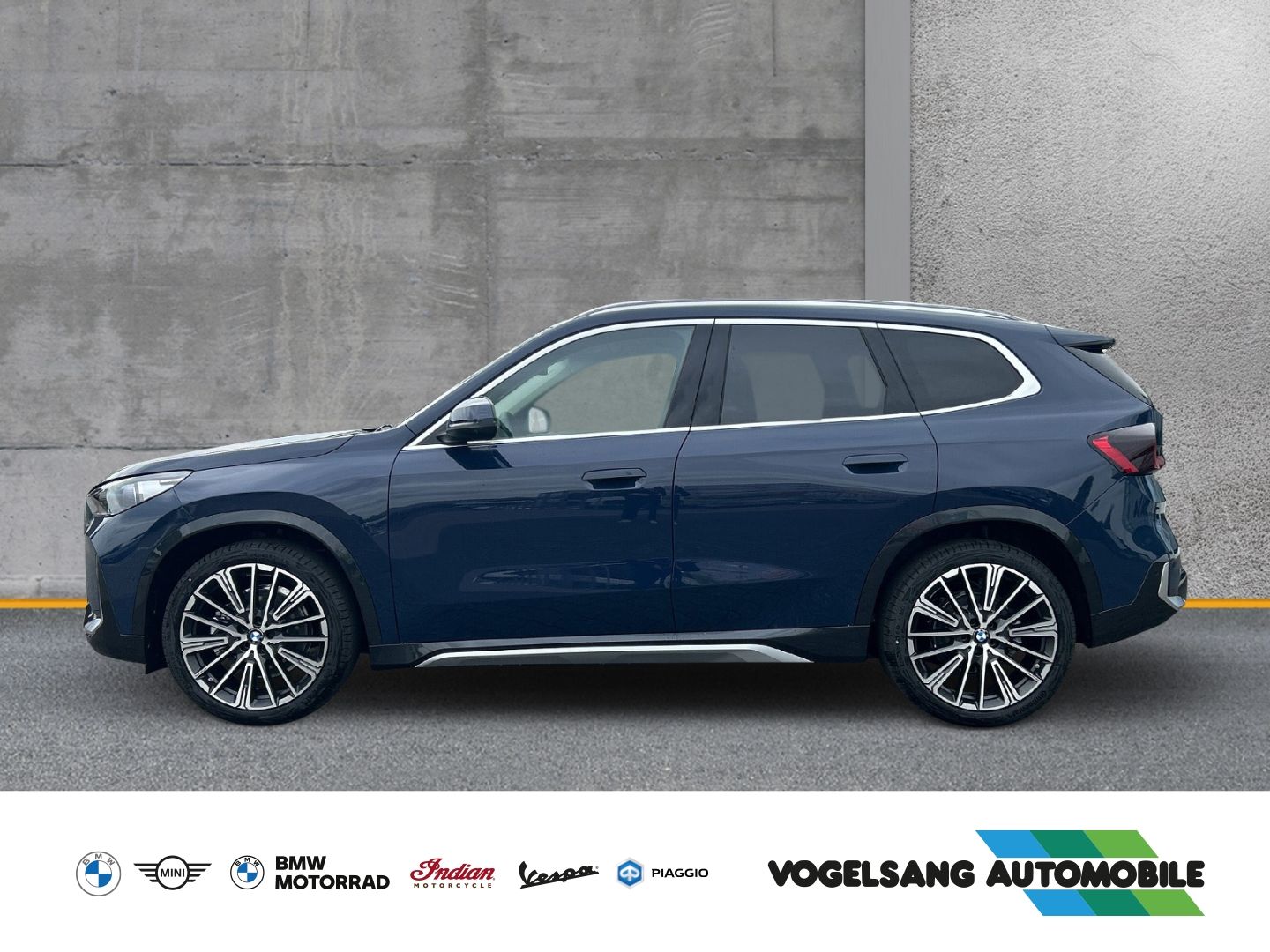 Fahrzeugabbildung BMW iX1 xDrive 30e xLine Park-Assistent HUD AD AHK-k