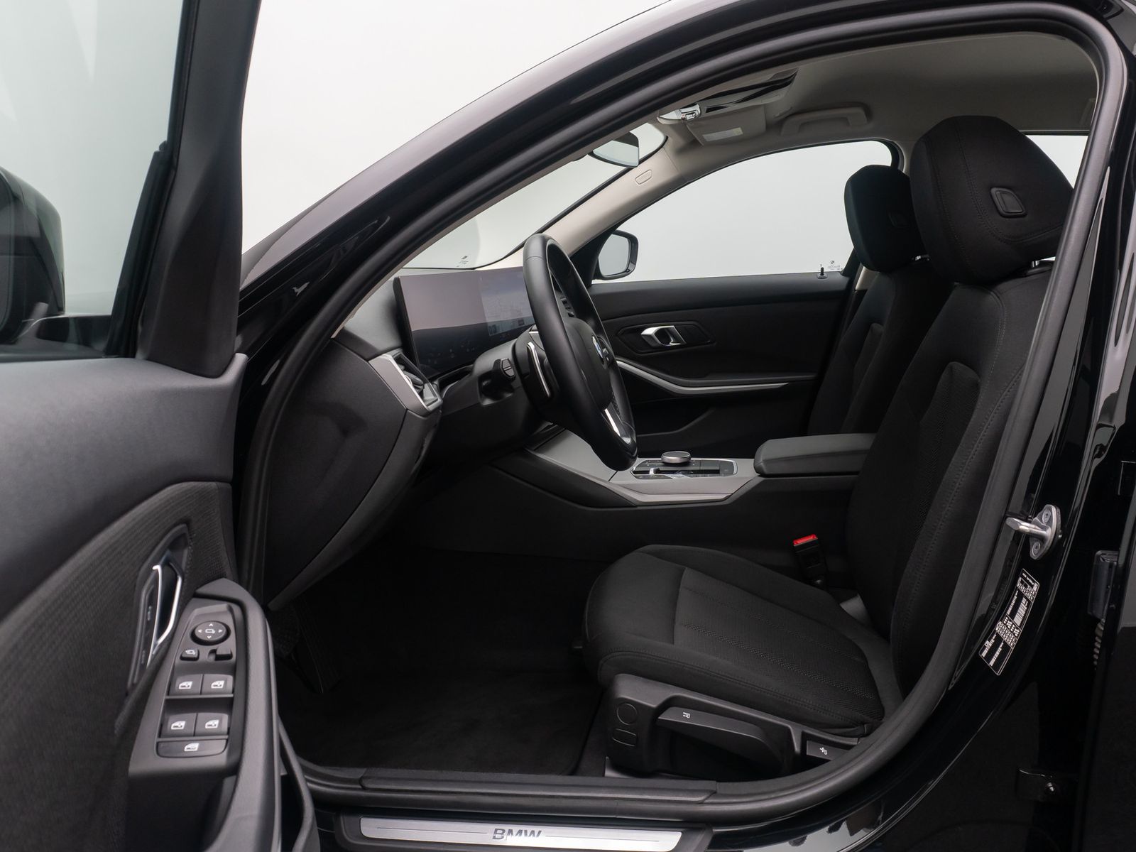 Fahrzeugabbildung BMW 318i GeschwindigReg DAB CockpitPlus PDC LED 17"