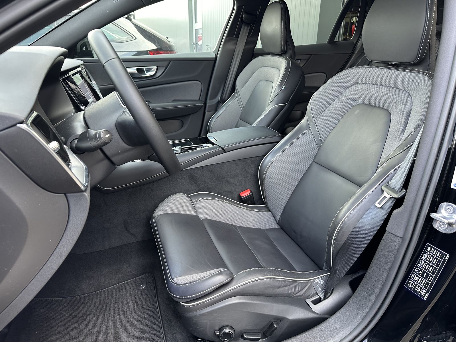 Fahrzeugabbildung Volvo V60 T8 AWD Recharge R-Design NAV+LED+360°+VCOCK