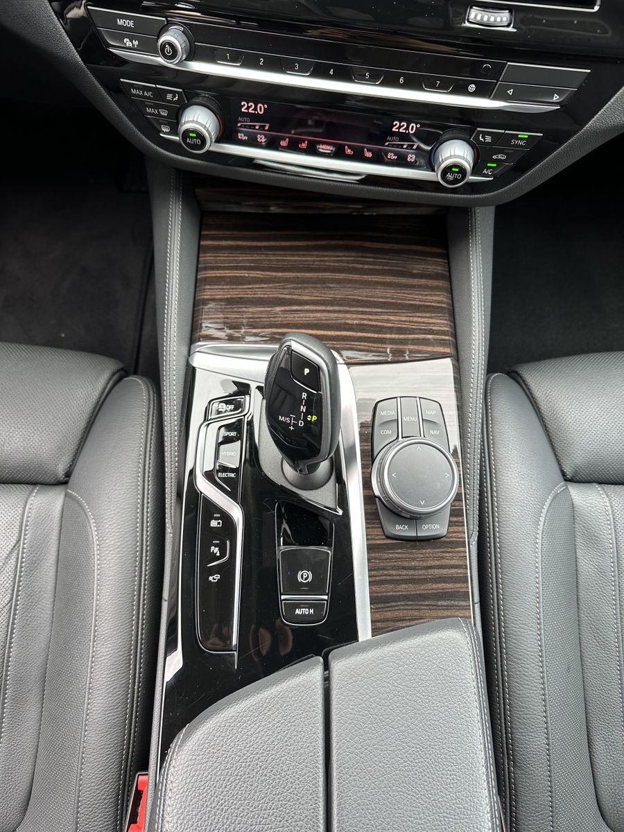 Fahrzeugabbildung BMW 530e Touring xDrive Luxury NAV+LASER+HUD+H&K+ACC