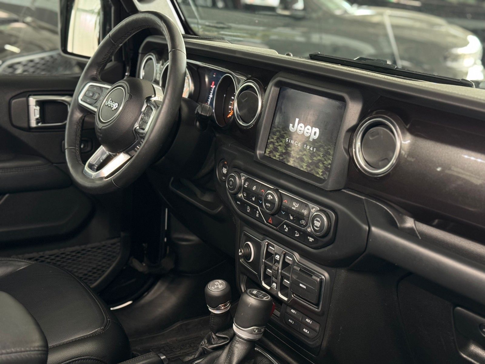 Fahrzeugabbildung Jeep Wrangler Unlimited 2.0 T-GDI Night Eagle Sky One