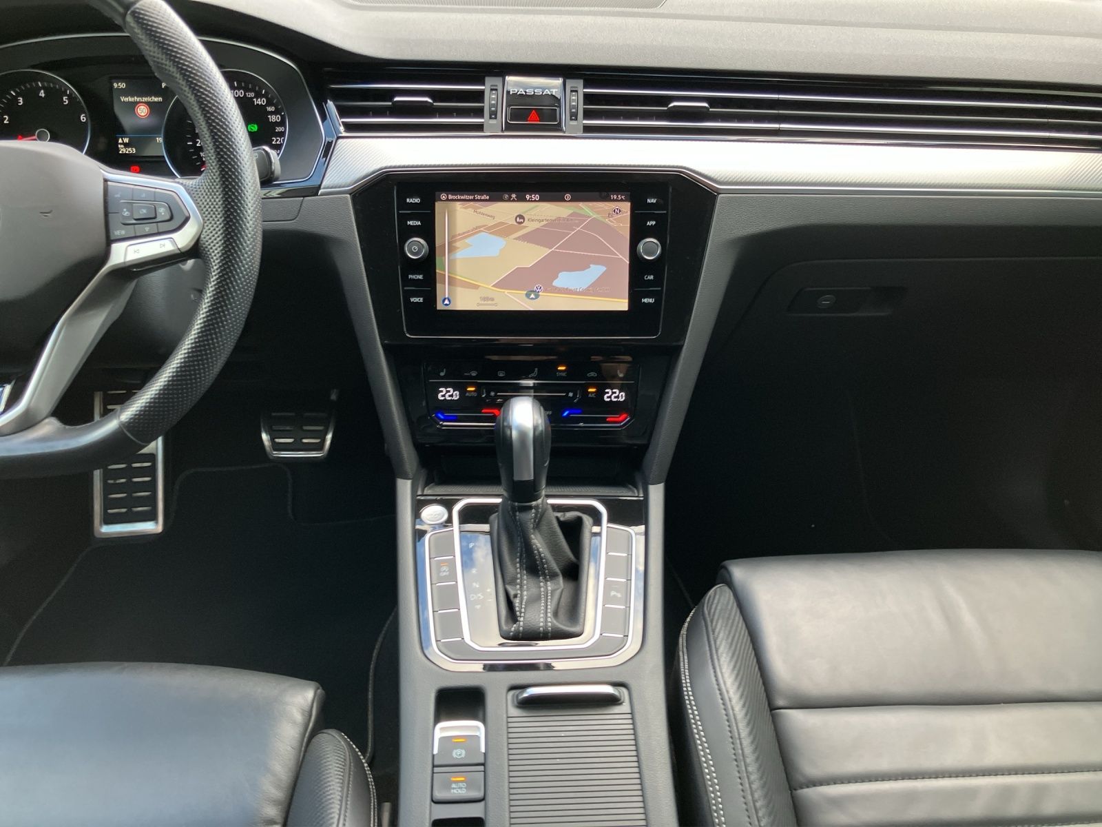 Fahrzeugabbildung Volkswagen Passat Variant R-Line TSI DSG LED ACC NAVI RFK S