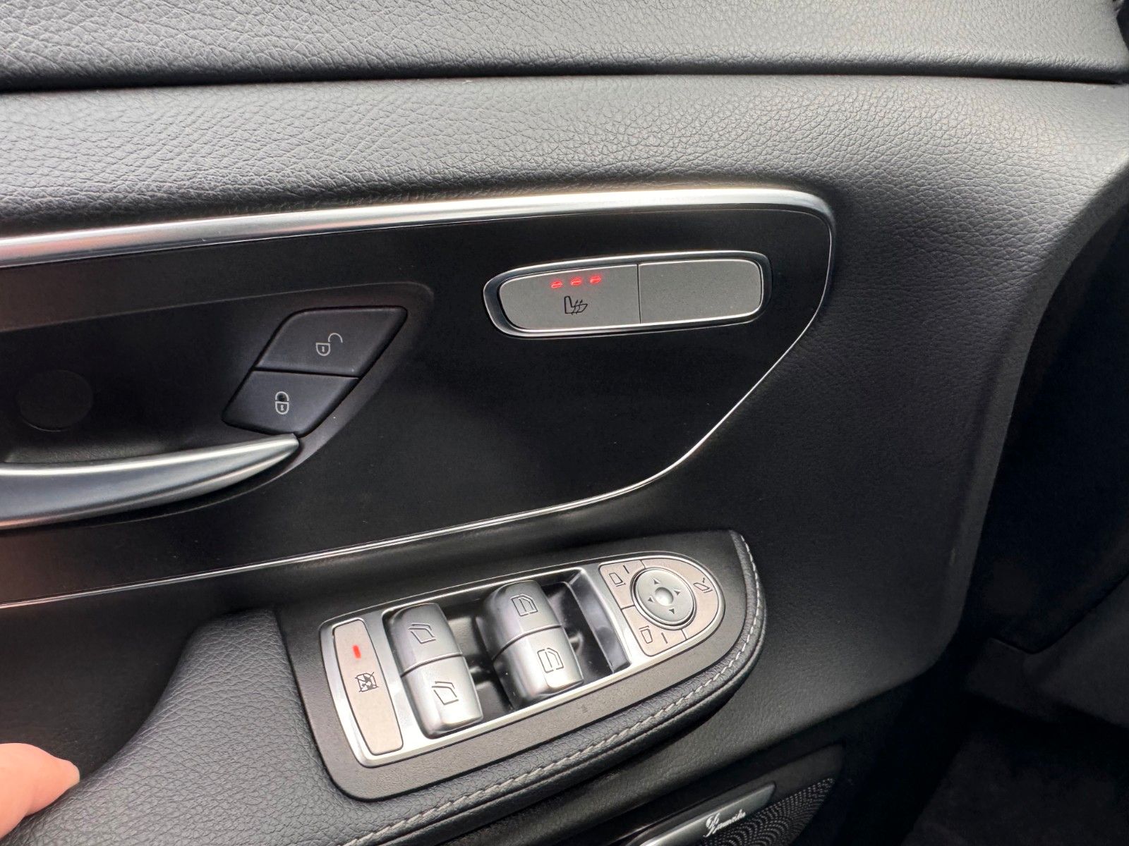 Fahrzeugabbildung Mercedes-Benz V 300 d AVA Extralang 4MATIC AHK Stdh DISTRONIC