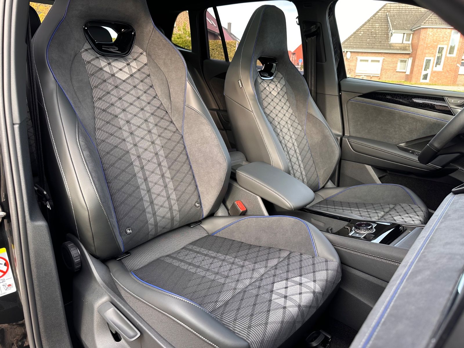 Fahrzeugabbildung Volkswagen Tiguan R-Line 2.0 TDI DSG Black/Pano/Matrix/AHK
