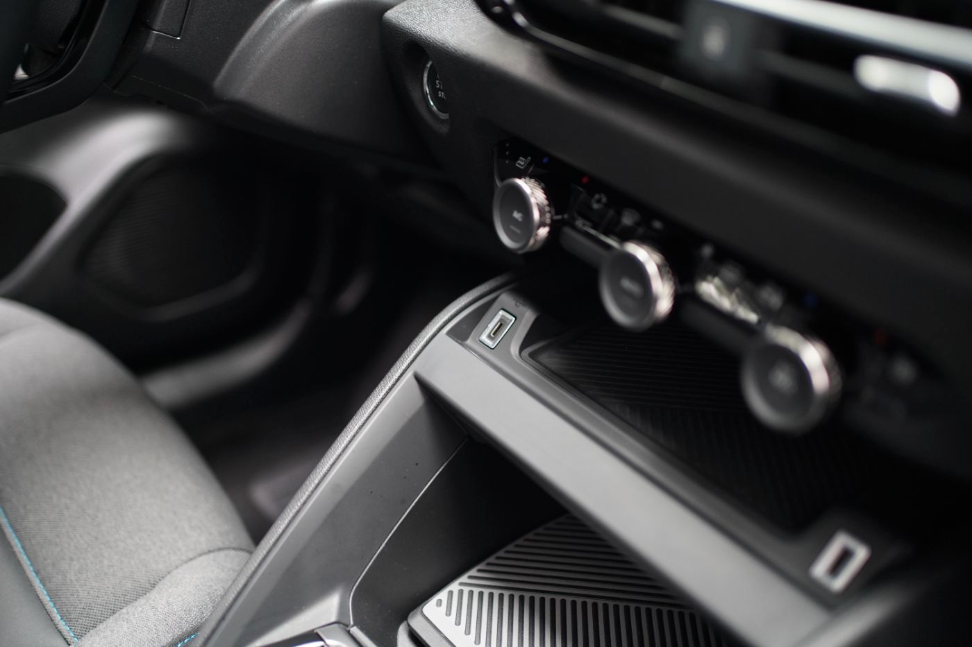 Fahrzeugabbildung Citroën C4 PureTech 130 EAT8 Max Automatik Sitzheizung