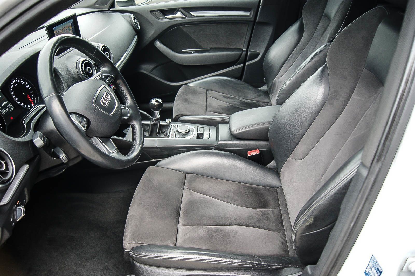 Fahrzeugabbildung Audi A3 Limousine 1.4 TFSI S-LINE NAVIGATION XENON 18