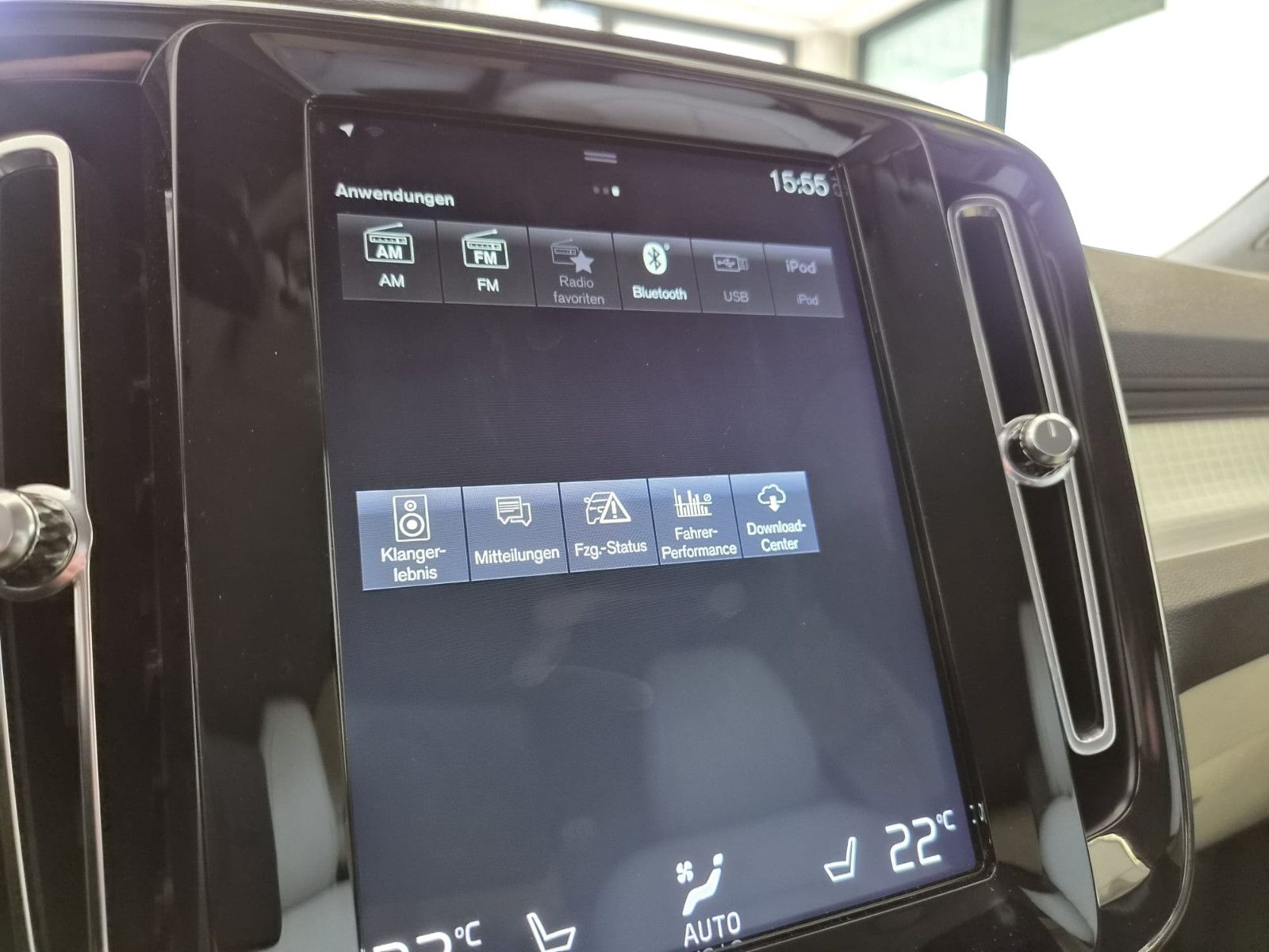 Fahrzeugabbildung Volvo XC 40Momentum AWD / H&K Sound / 1. Hand / S-HEFT
