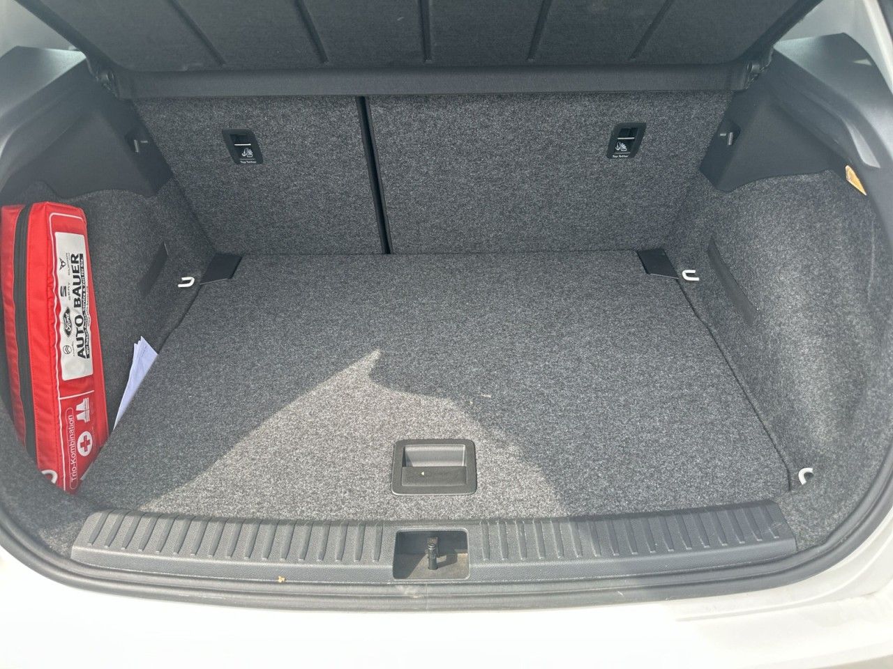 Fahrzeugabbildung SEAT Arona 1.0TSI 116PS Style Edition*AHK*1Hnd* - mit KI generiert/bearbeitet