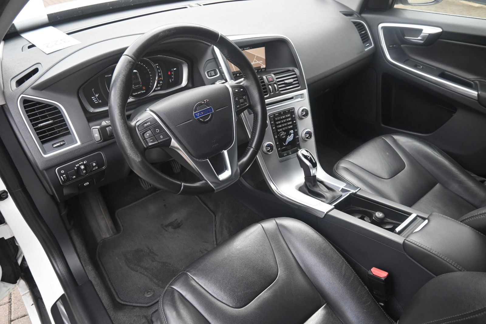 Fahrzeugabbildung Volvo XC60 D3 Autom. FWD Summum*Bi-Xenon*RFK*BLIS