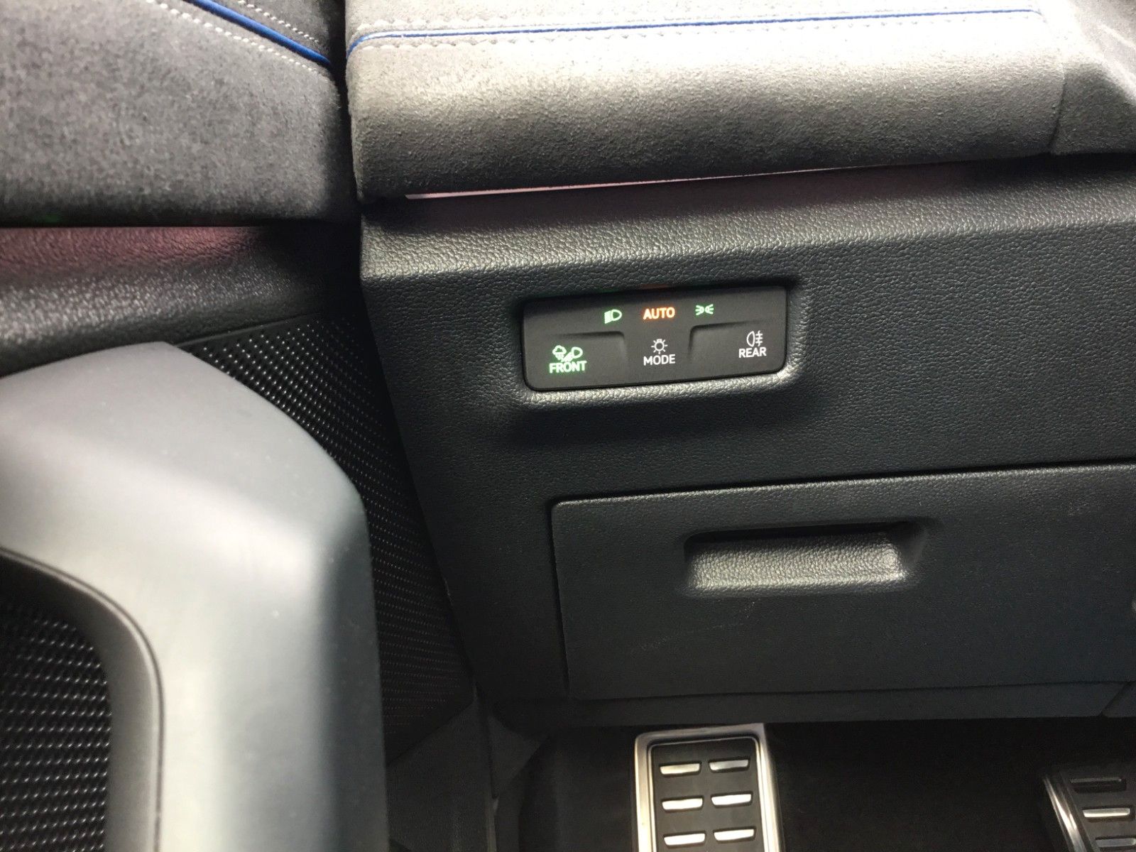 Fahrzeugabbildung Volkswagen Tayron 2.0 TSI DSG 4M R-Line+7S+Pano+AHK+Headup