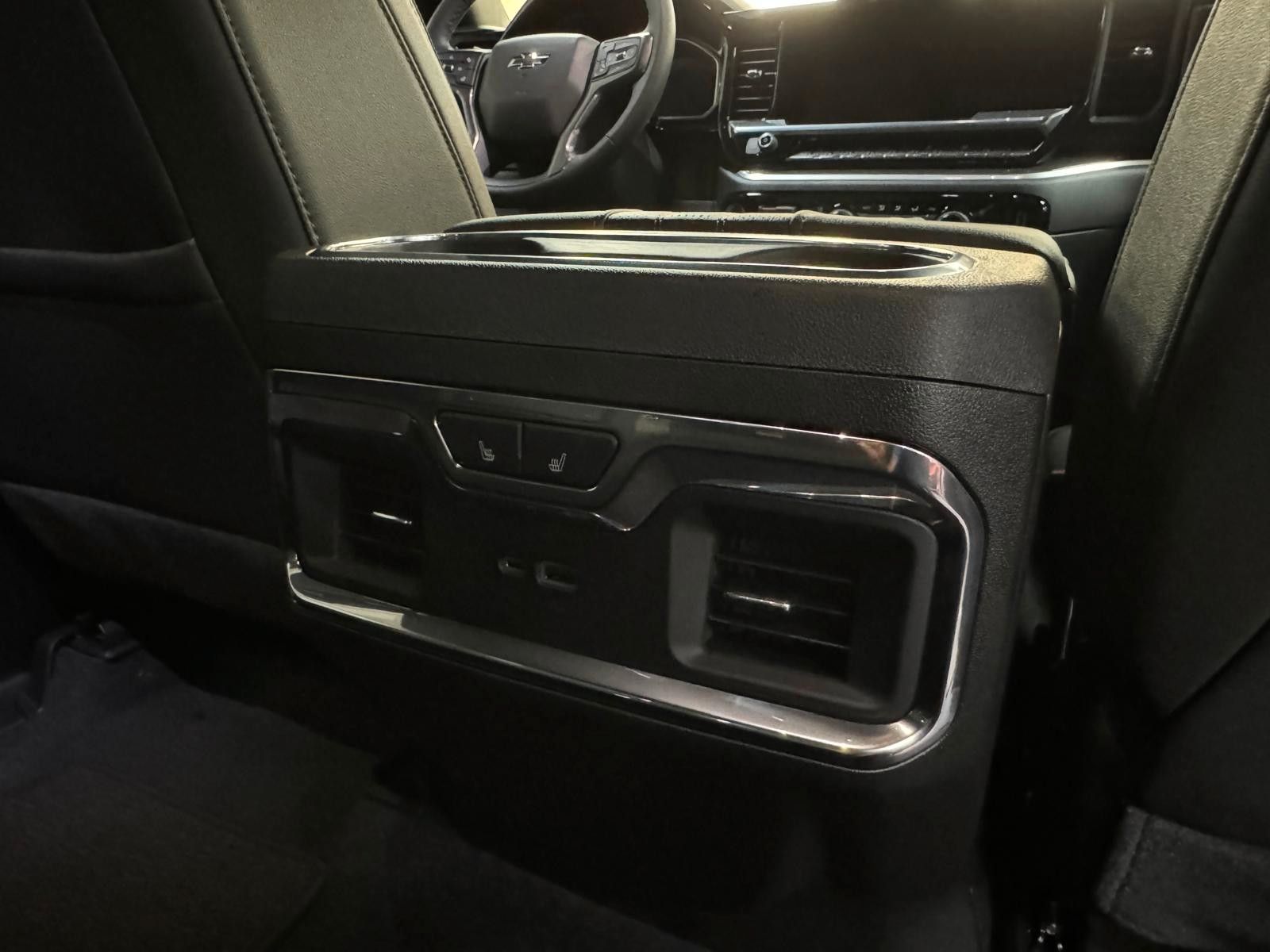 Fahrzeugabbildung Chevrolet 2026 SILVERADO MIDNIGHT DURAMAX DIESEL 4x4 HC