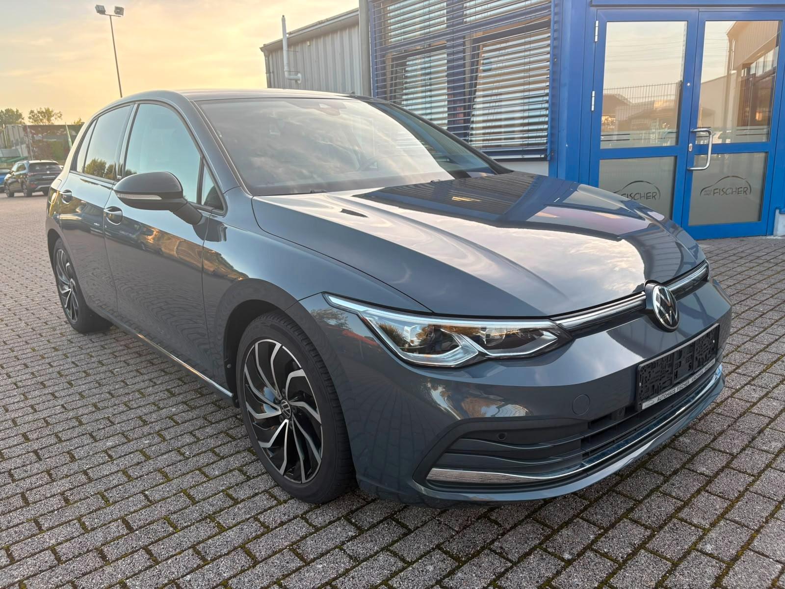 Volkswagen GOLF VIII 1.5 TSI ACC KAMERA  APP C. LM 17" LRHZ