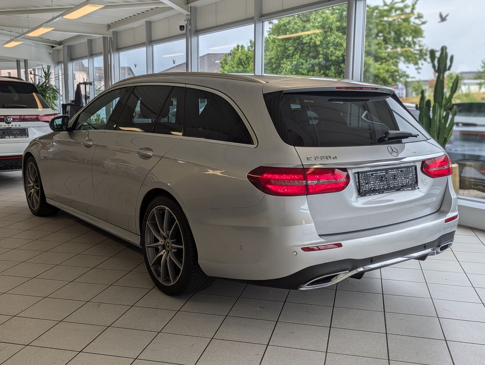 MERCEDES-BENZ E 220 d AMG StHz. Multibeam 360° Memory AHK 19" - Image 5