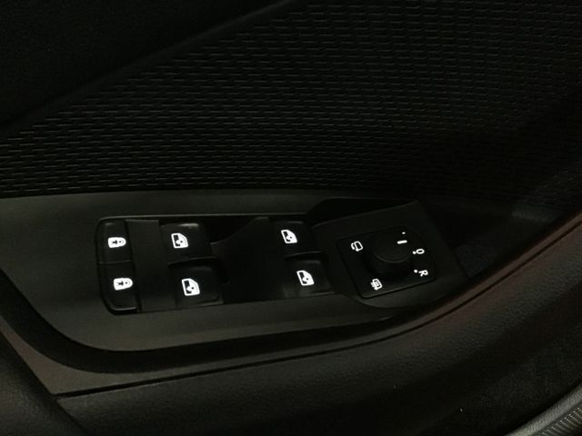 Fahrzeugabbildung Skoda Octavia Ambition 1.0 TSI Combi DSG/LED/Smartlink