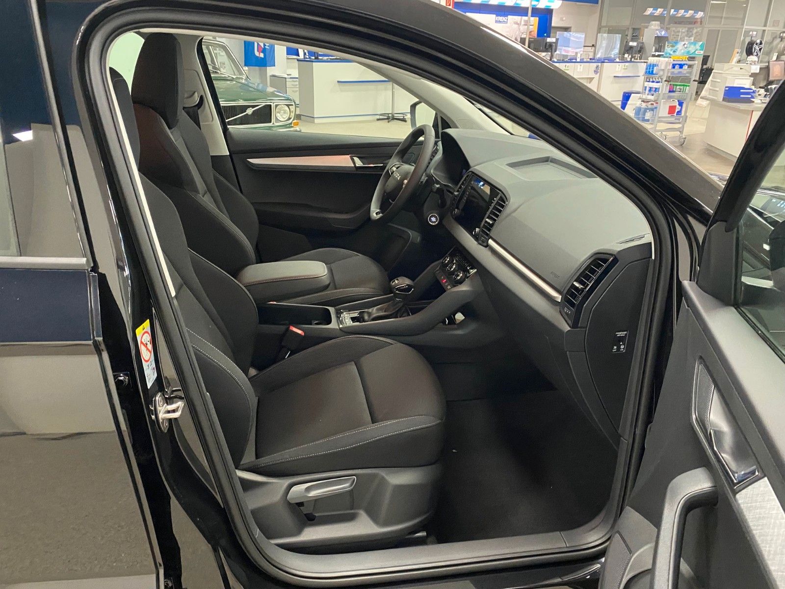 Fahrzeugabbildung SKODA Karoq 1.5 TSI DSG Selection+AHK schwenk.+KAMERA+
