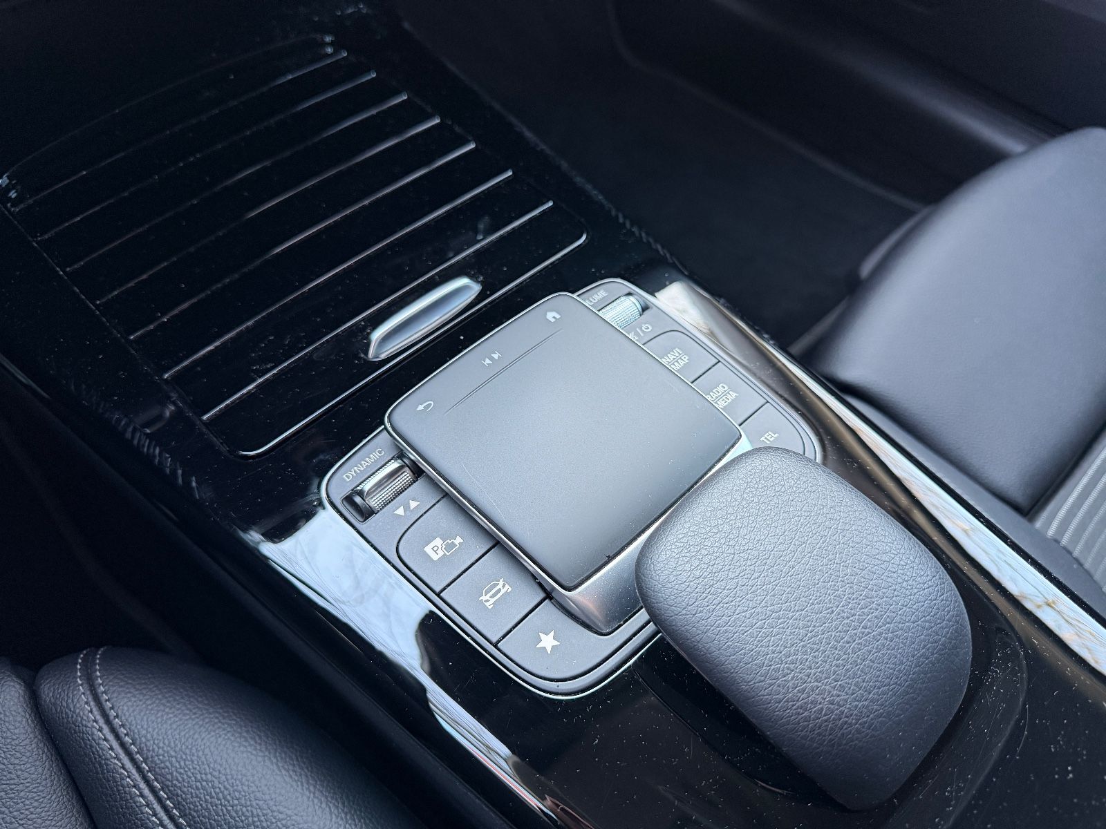 Fahrzeugabbildung Mercedes-Benz A 220 Night Paket*LED*KAMERA*TEMPO*SITZHEIZ*PDC*