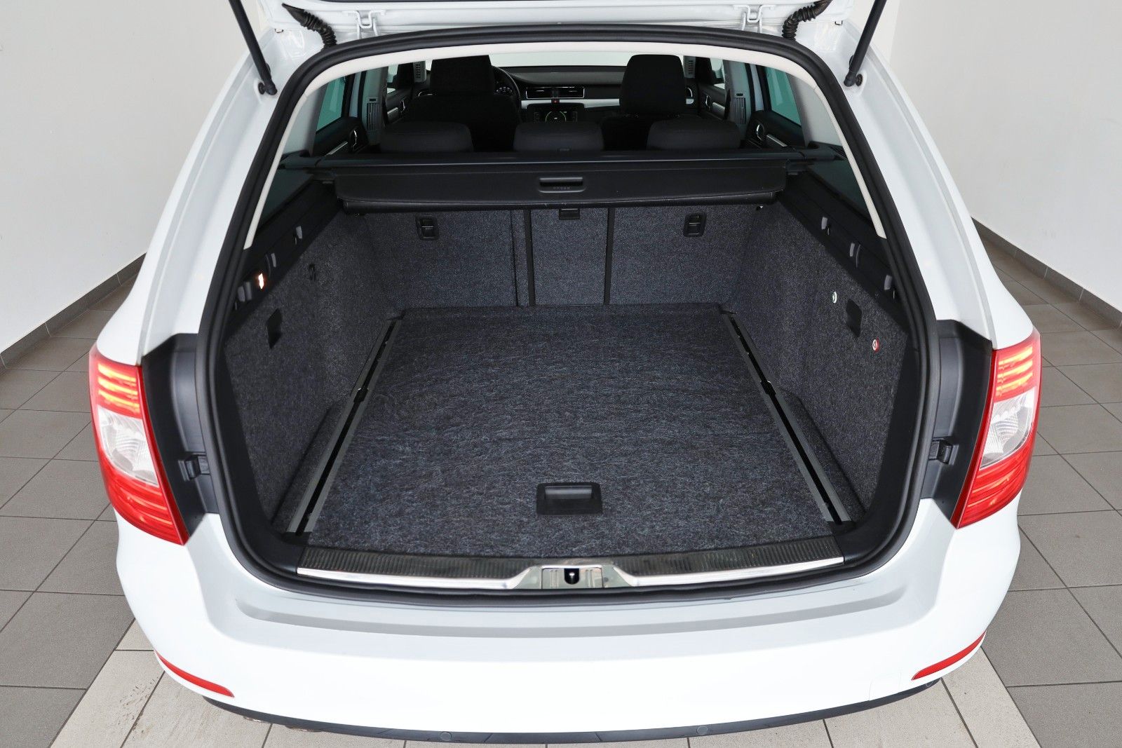 Fahrzeugabbildung SKODA Superb Combi Exclusive 4x4 Navi,Xenon,SH,PDC,+WR