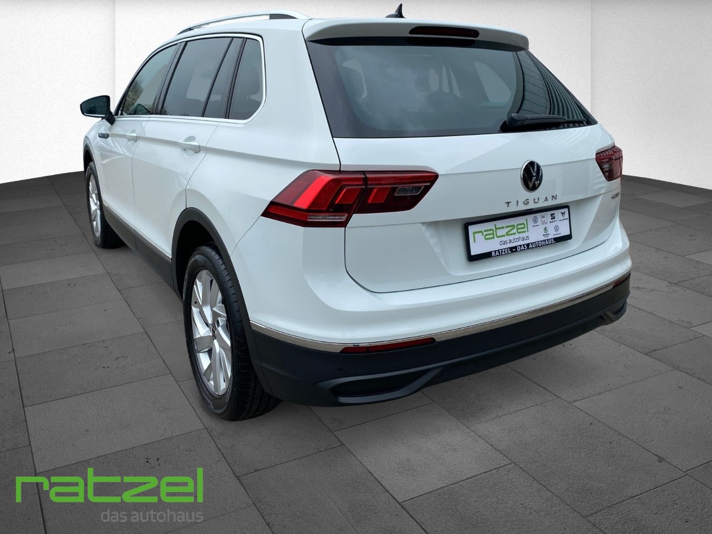 Fahrzeugabbildung Volkswagen Tiguan Life 2.0 TSI 4MOTION RFK Navi AHK LED ACC