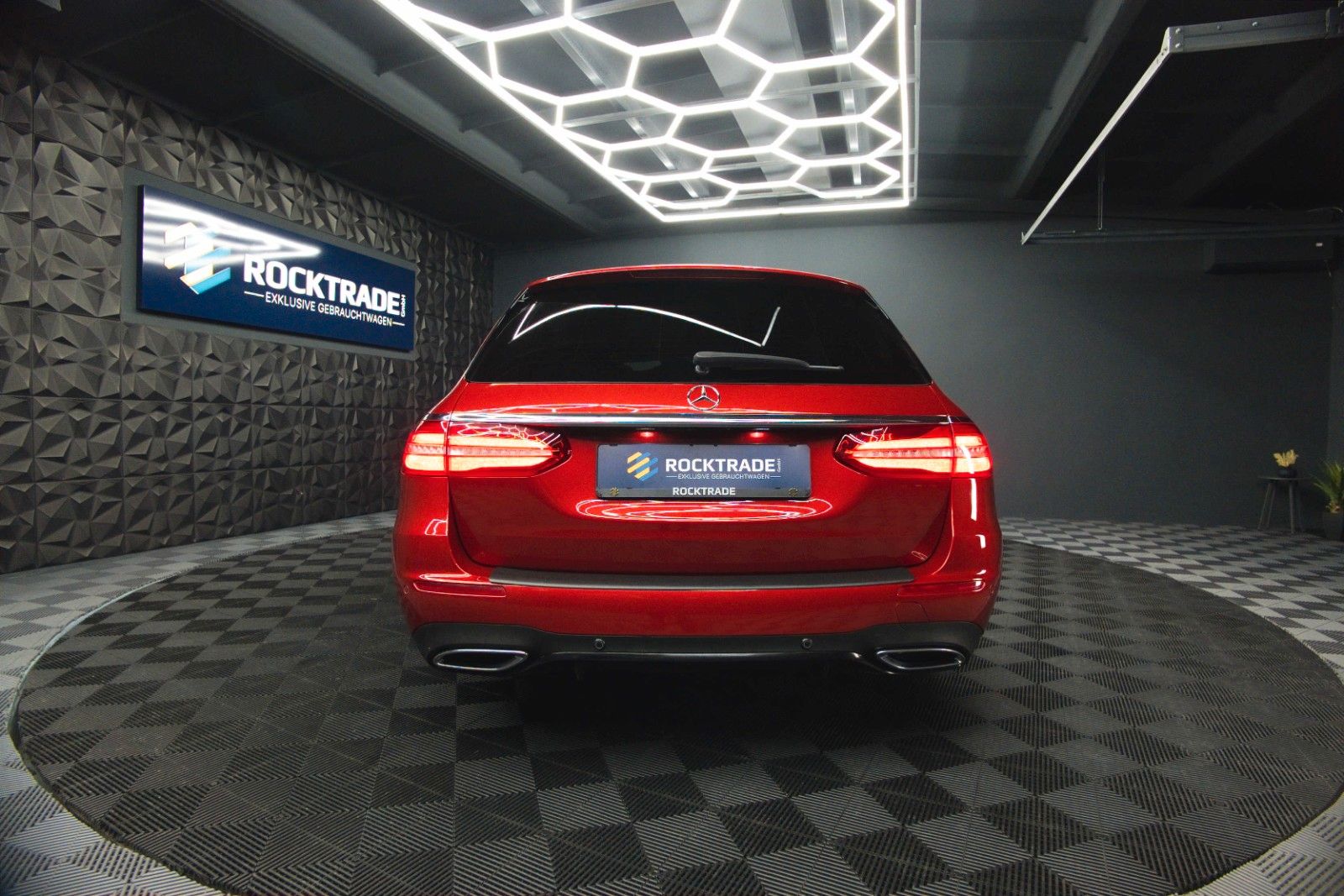 Fahrzeugabbildung Mercedes-Benz E 400d T 4Matic AMG Night-Paket ACC Widescreen