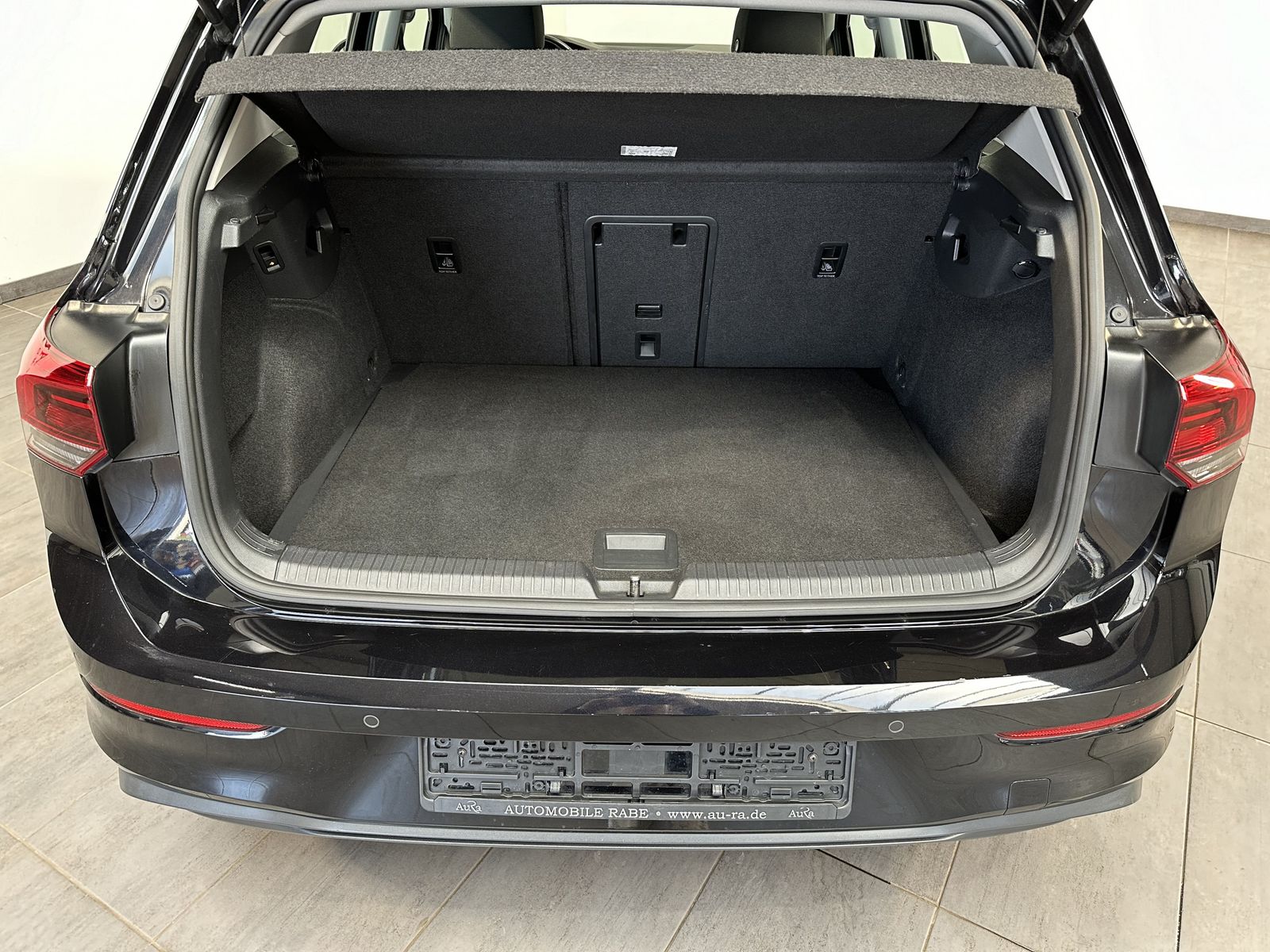 Fahrzeugabbildung Volkswagen Golf VIII 2.0 TDI DSG Life NAV+LED+AHK+ACC+18ZO