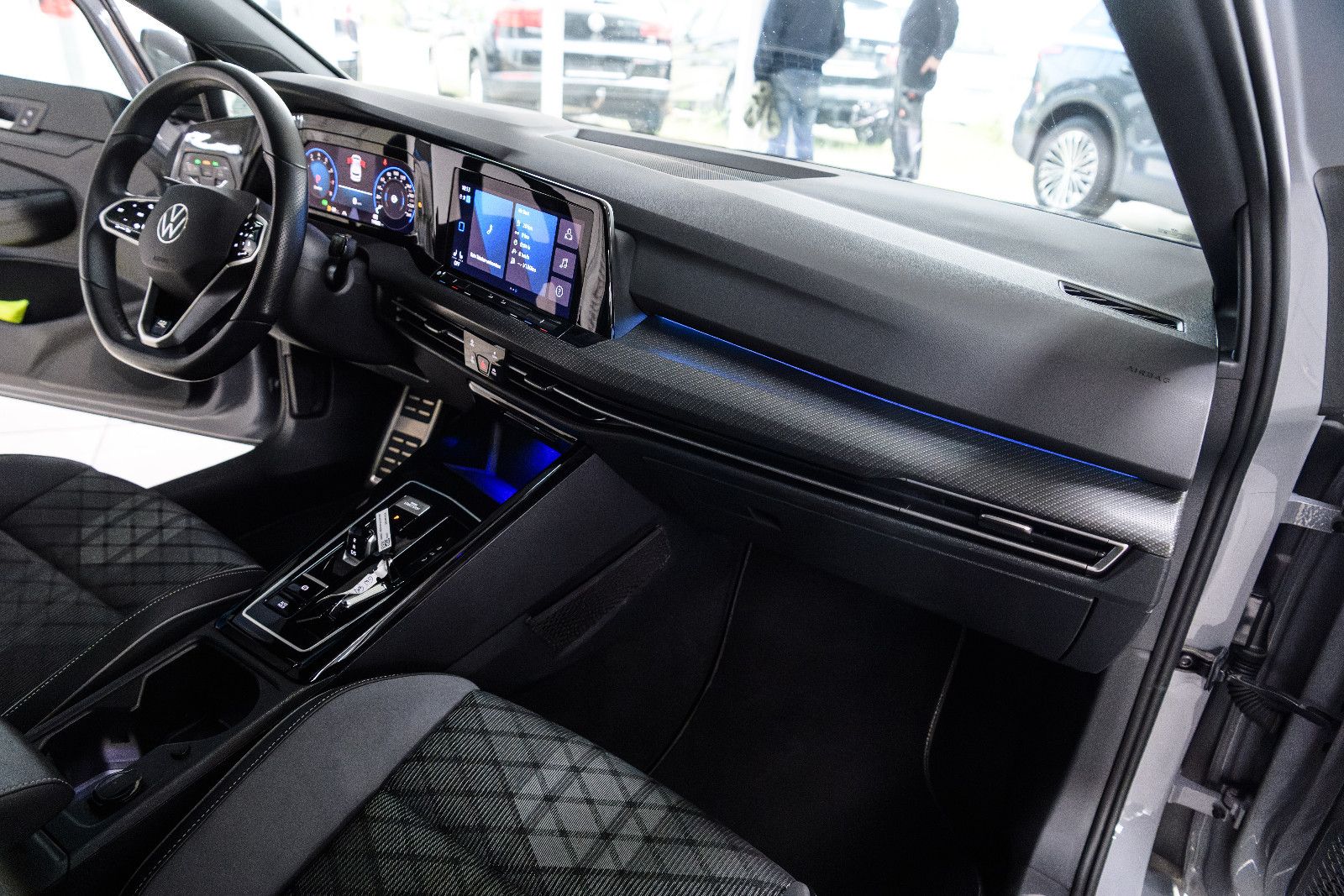 Fahrzeugabbildung Volkswagen Golf VIII R-Line 1.5 eTSI LED+KAMERA+APP+SHZ