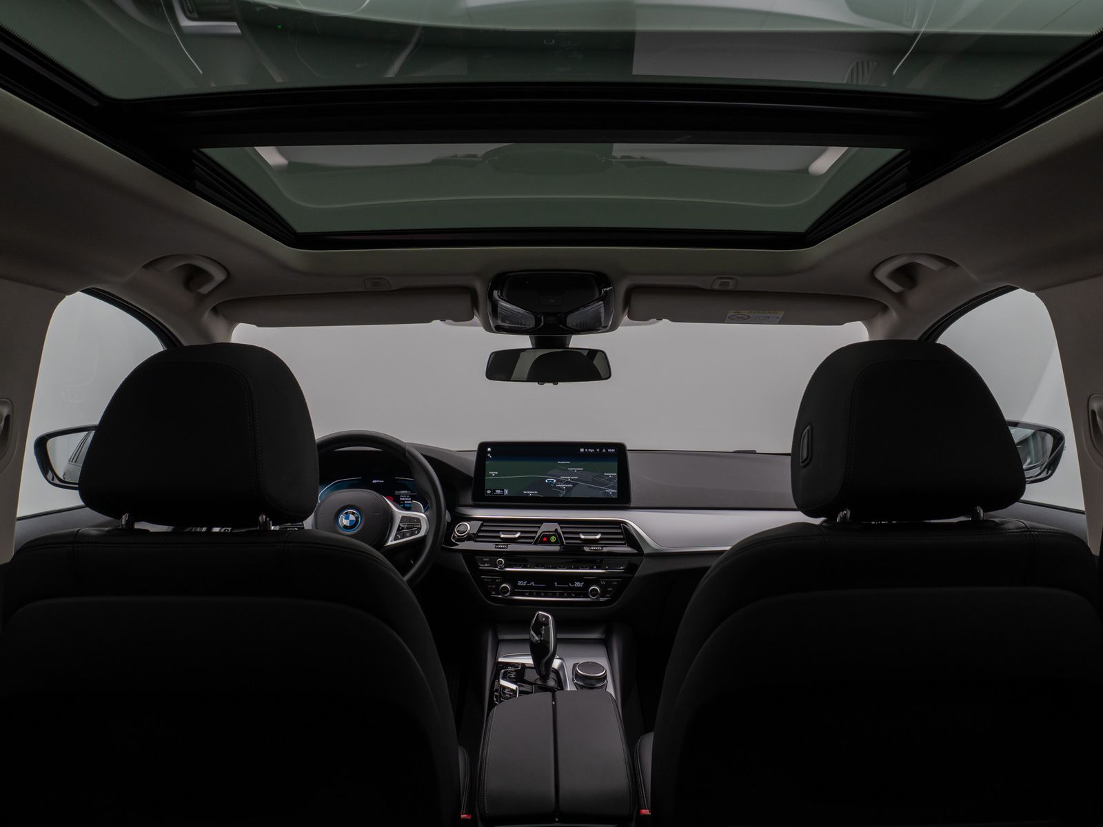Fahrzeugabbildung BMW 530e Panorama DAB HiFi CockPitPro Alarm PDC LED