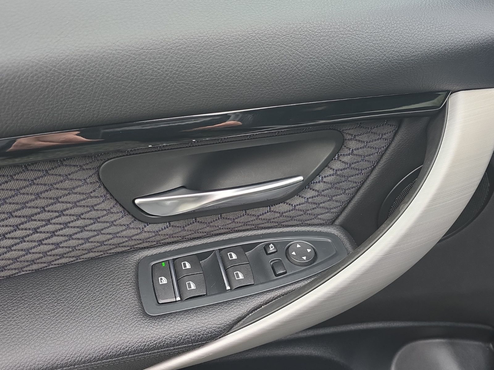 Fahrzeugabbildung BMW 330 e iPerformance M-Sportpaket +LED+ALCANTARA