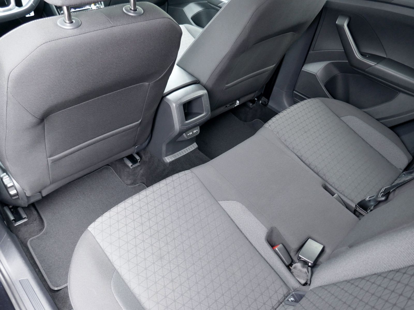 Fahrzeugabbildung Volkswagen T-Cross Life 1.0 TSI DSG | RFK ACC Navi App