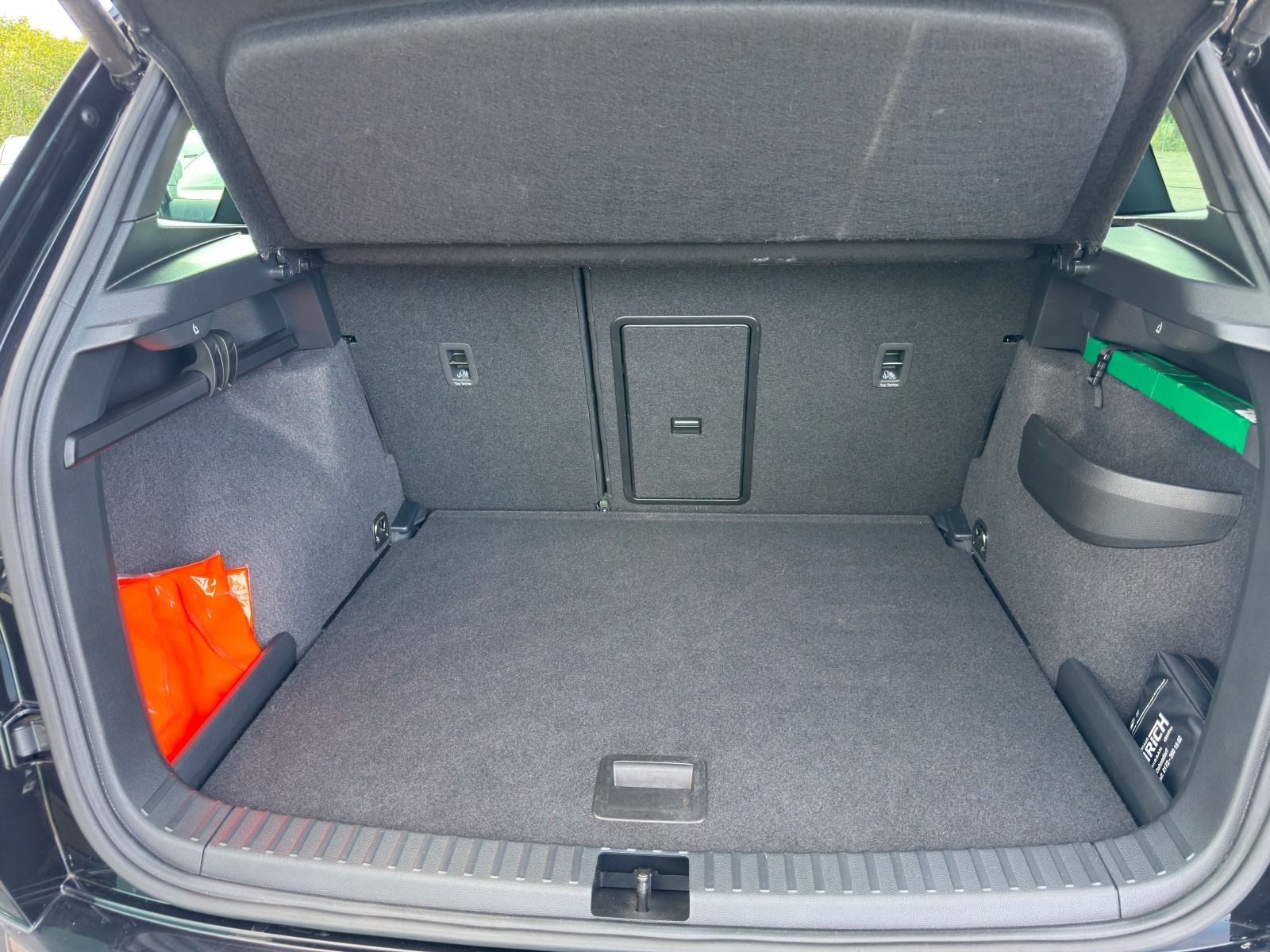 Fahrzeugabbildung SKODA Karoq Sportline 1.5TSI DSG*RFK*SideAss*AHK*eHeck