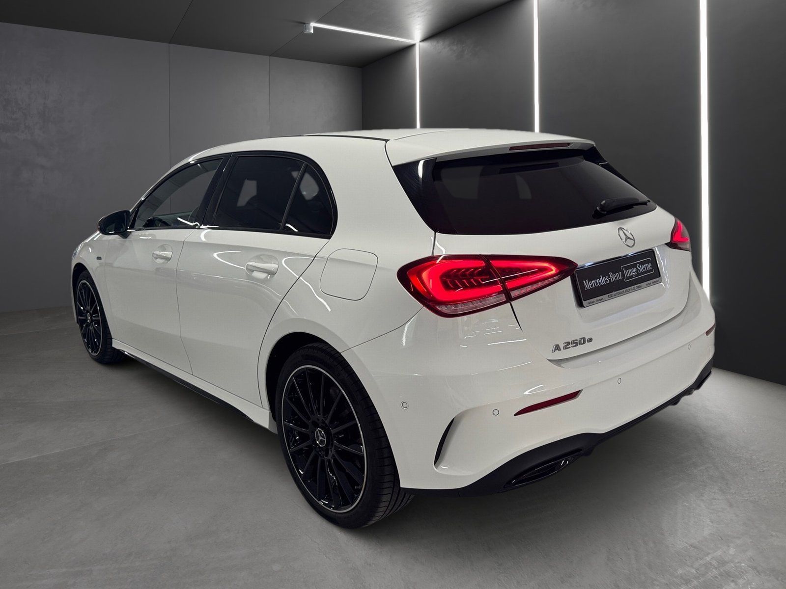 Fahrzeugabbildung Mercedes-Benz A 250 e AMG*DISTRONIC*MULTIBEAM*AHK*Pano-Dach
