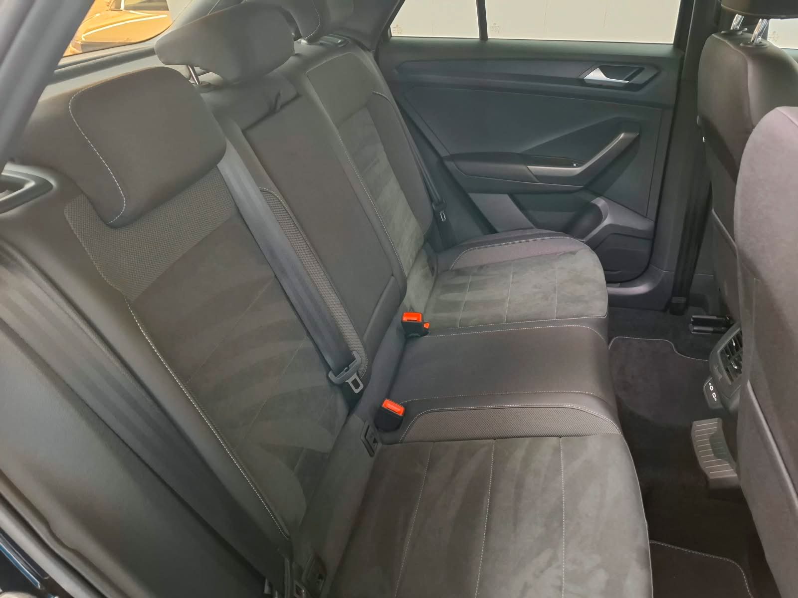 Fahrzeugabbildung Volkswagen T-Roc R-Line 1.5 TSI 6-Gang +AHK +LED+ACC+Kamera