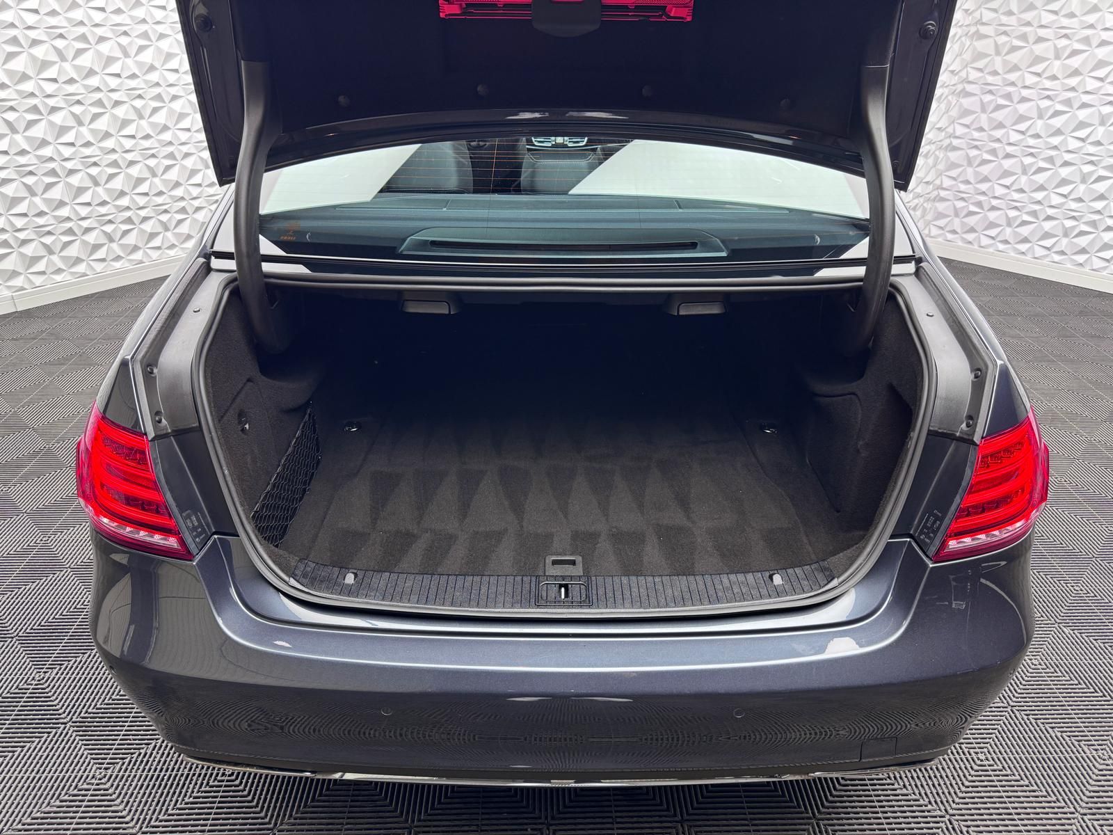 Fahrzeugabbildung Mercedes-Benz E 220d AVANTGARDE/AHK/ILS+/OZ-RACING/PDC/NAV/LED