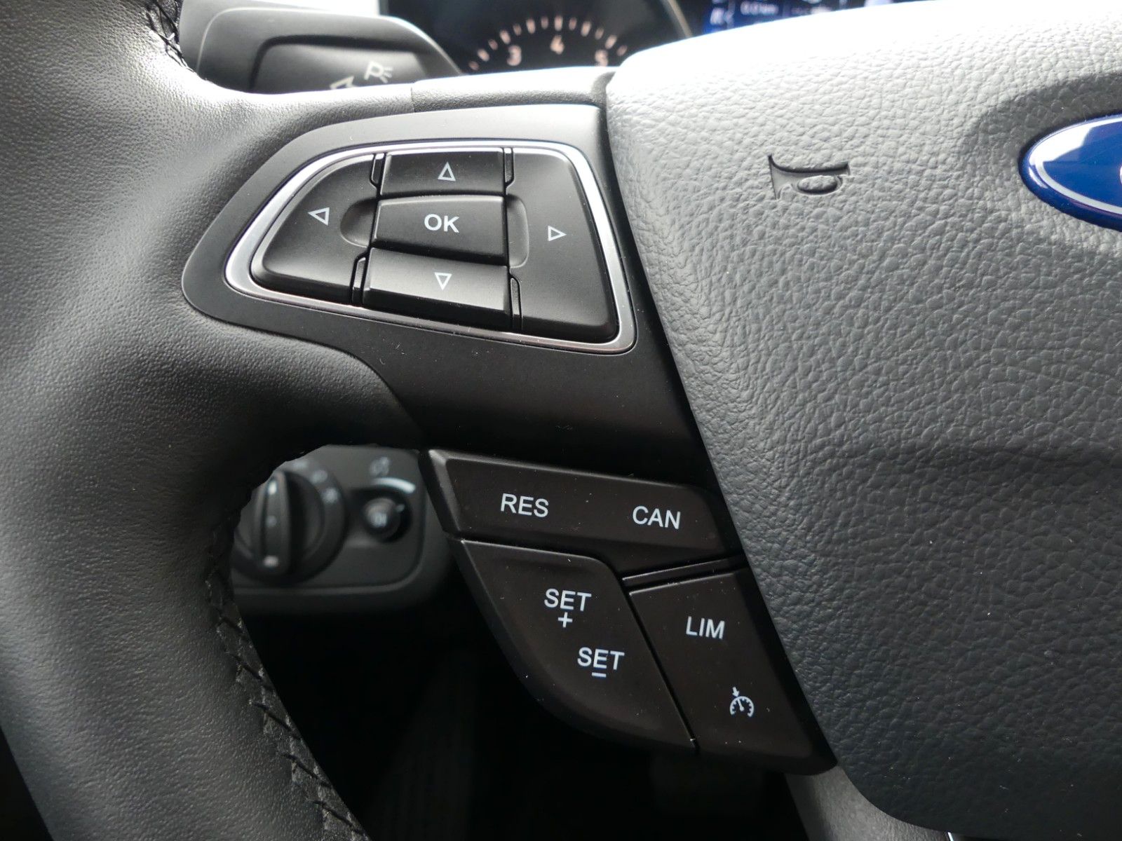 Fahrzeugabbildung Ford Kuga Titanium*Kamera*8-fach bereift