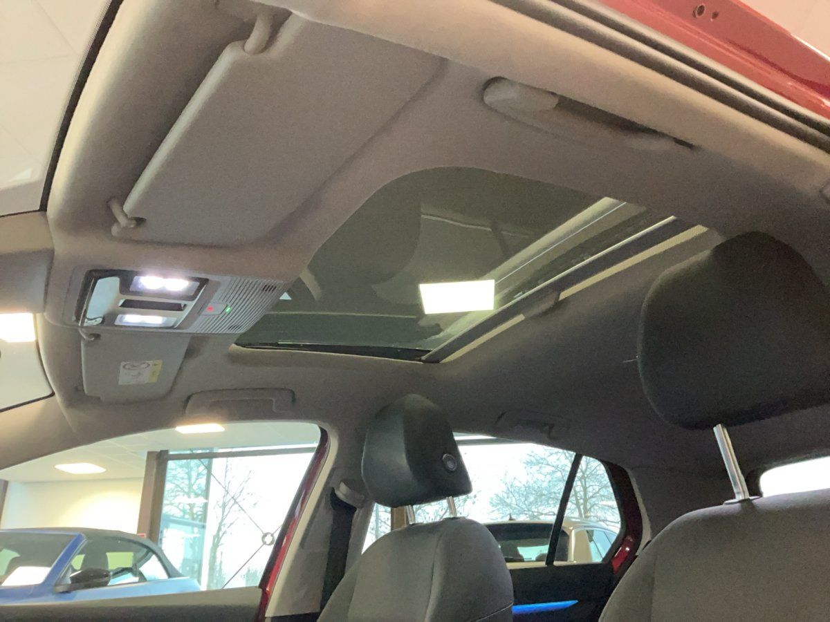 Fahrzeugabbildung Volkswagen Golf VIII Active 1.5 eTSI DSG Pano LED