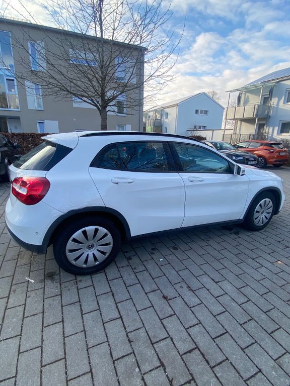 MERCEDES-BENZ GLA 200 d 4MATIC DCT -