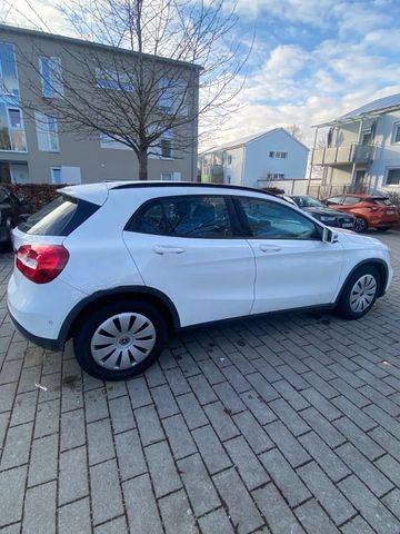 MERCEDES-BENZ GLA 200 d 4MATIC DCT -
