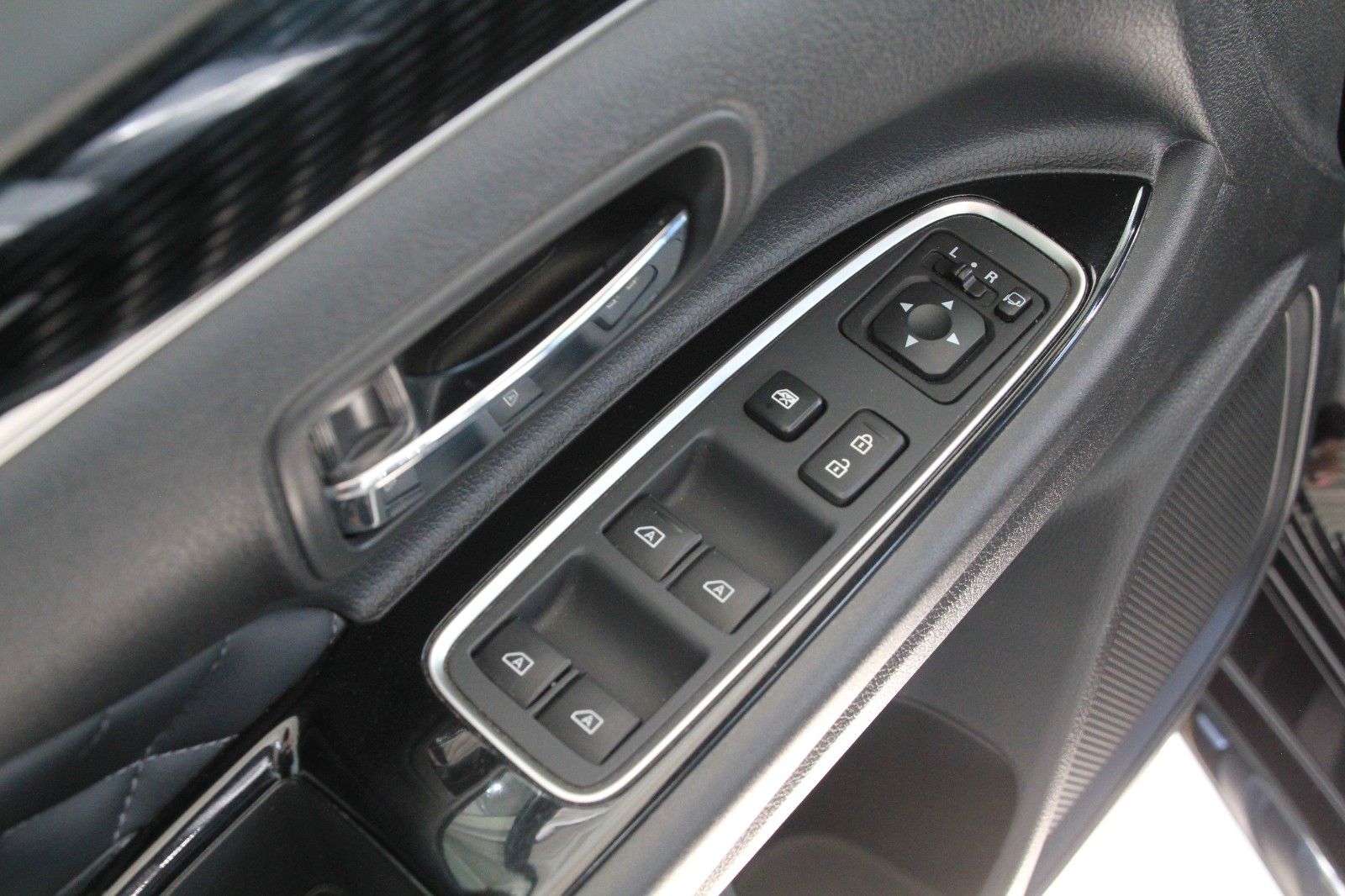 Fahrzeugabbildung Mitsubishi Outlander PHEV 4WD Plus Spirit