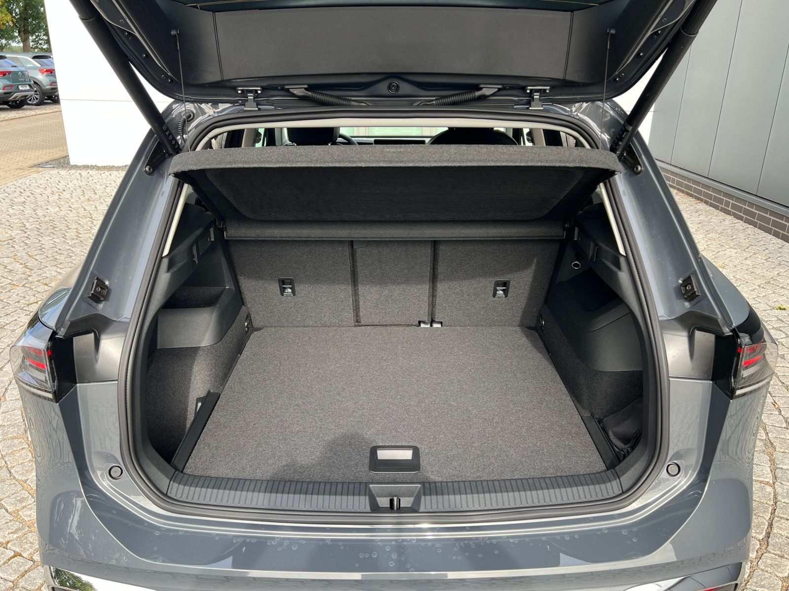 Fahrzeugabbildung Volkswagen Tiguan Elegance 1.5 eTSI DSG *AHK, IQ.Light, 18'