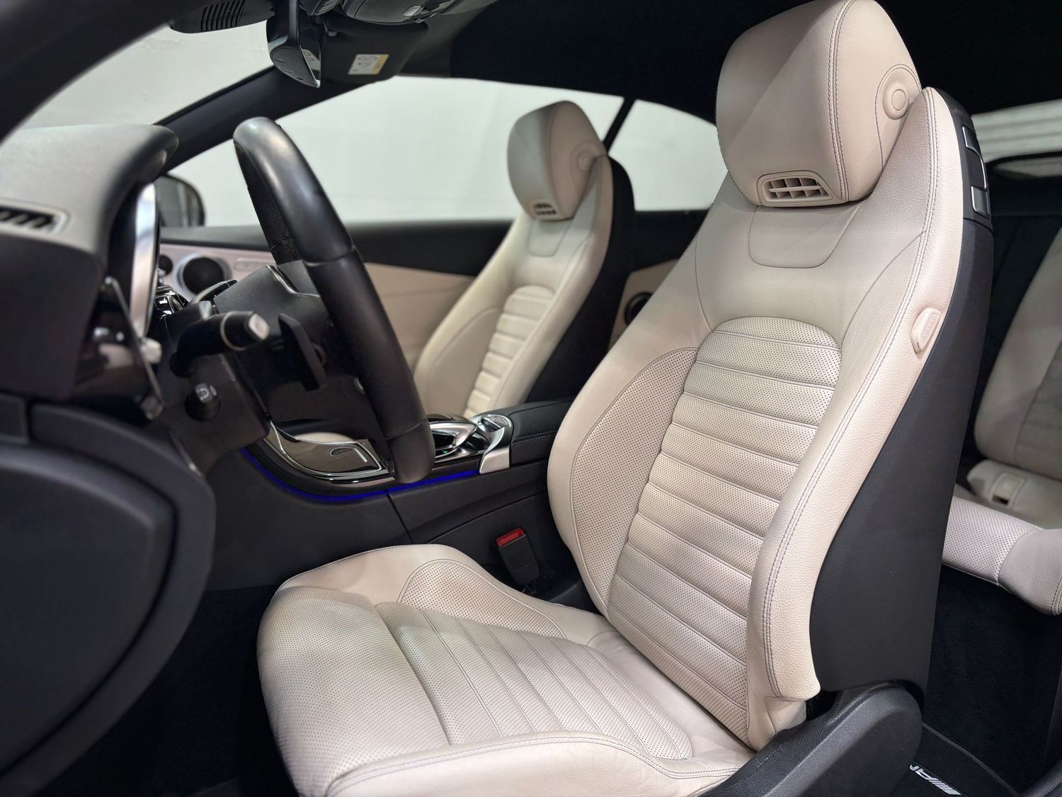 Fahrzeugabbildung Mercedes-Benz C 180 AMG Night#LED#Leder#Airscarf#Memory#Kamera