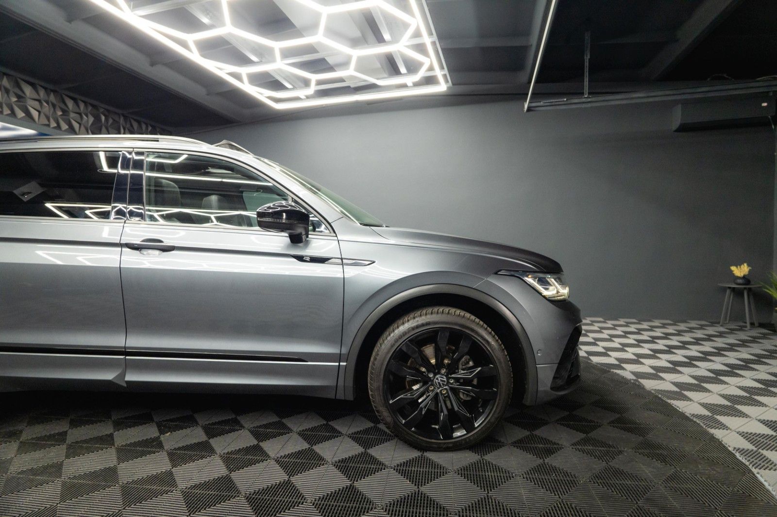 Fahrzeugabbildung Volkswagen Tiguan Allspace R-Line 4Motion HUD | PANO | ACC